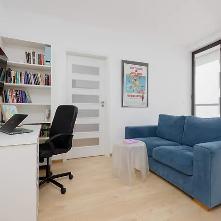 Apartamento Black And Blue In With Desk And Parking By Renters