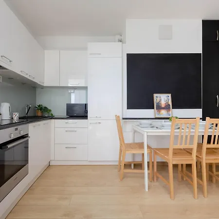 Black And Blue In With Desk And Parking By Renters Apartamento Varsovia