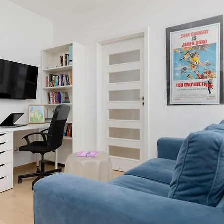 Apartamento Black And Blue In With Desk And Parking By Renters Varsovia