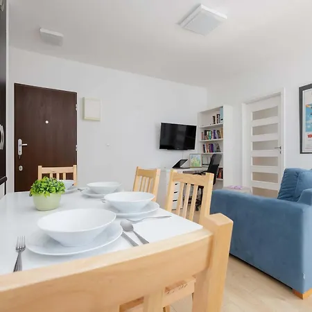 Apartamento Black And Blue In With Desk And Parking By Renters
