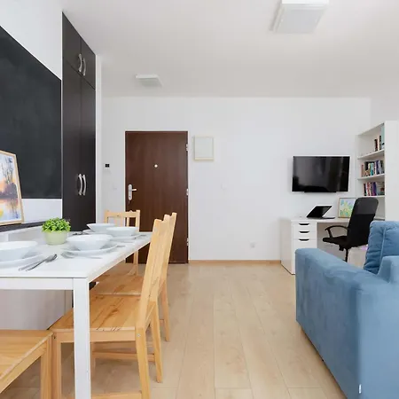 Black And Blue In With Desk And Parking By Renters Apartamento Varsovia