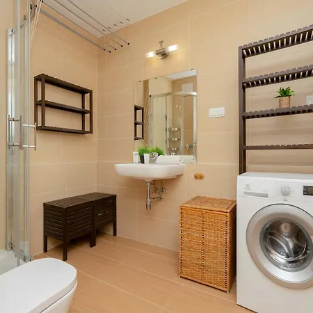 Black And Blue In With Desk And Parking By Renters Apartamento Varsovia