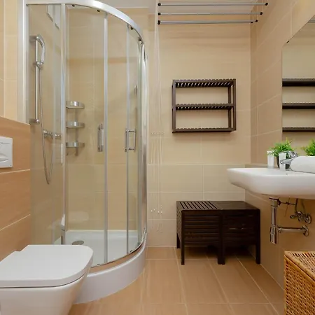 Black And Blue In With Desk And Parking By Renters Apartamento Varsovia